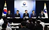 Government officials attend a joint-ministry press briefing on new real estate regulations at the government complex in Jongno District, central Seoul on Oct. 15. From left, National Tax Service Commissioner Lim Kwang-hyun, Director of the Office for Government Policy Coordination Yoon Chang-yul, Deputy Prime Minister and Finance Minister Koo Yun-cheol, Minister of Land, Infrastructure and Transport Kim Yun-duk and Financial Services Commission (FSC) Chairman Lee Eog-weon. [NEWS1]