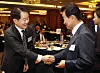 Park Chang-hee, CEO of the JoongAng Ilbo and Korea JoongAng Daily, left, shakes hands with Unification Minister Chung Dong-young at the 2025 Korea JoongAng Daily Forum at the Lotte Hotel in Jung District, central Seoul, on Oct. 16. [PARK SANG-MOON]