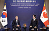 President Lee Jae Myung, right, speaks with Canadian Prime Minister Mark Carney ahead of their bilateral summit at a hotel in Gyeongju, North Gyeongsang, on Oct. 30. [JOINT PRESS CORPS]