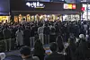 More than 1,000 people, including reporters, citizens and corporate officials, gathered at a branch of a well-known Korean fried chicken franchise Kkanbu Chicken in southern Seoul to witness the gathering of Samsung Electronics Executive Chairman Lee Jae-yong, Hyundai Motor Group Executive Chair Euisun Chung and Nvidia CEO Jensen Huang on Oct. 30. [JOINT PRESS CORPS]