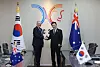 President Lee Jae Myung, right, and Australian Prime Minister Anthony Albanese shake hands as they hold a bilateral summit in Gyeongju, North Gyeongsang, on Oct. 30. [JOINT PRESS CORPS]