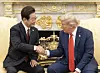 President Lee Jae Myung, left, and U.S. President Donald Trump shake hands during a Korea–U.S. summit at the White House in Washington on Aug. 25. [PRESIDENTIAL PRESS CORPS]