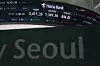 Screens show the Kospi, the foreign exchange rate between U.S. dollar and Korean won and the Kosdaq at a trading room of Hana Bank in central Seoul on Sept. 15. [AP/YONHAP]